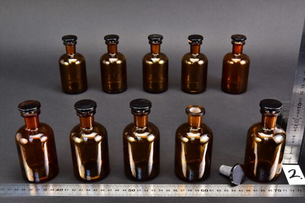 Tízdarabos barna folyadéküveg-készlet, 100 ml, üvegdugókkal – Nr. 2 Tízdarabos barna folyadéküveg-készlet, 100 ml, üvegdugókkal – Nr. 2