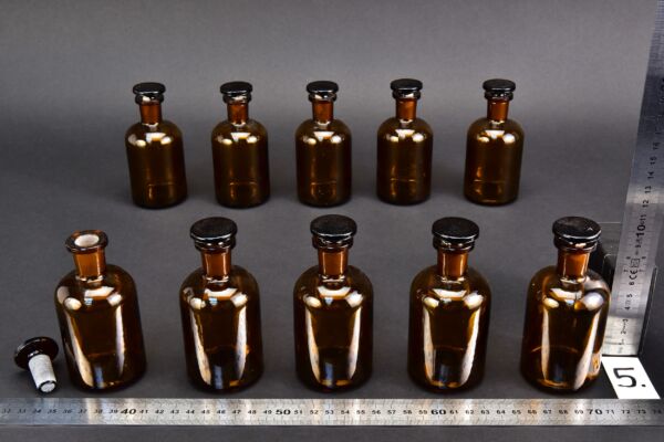 Tízdarabos barna folyadéküveg-készlet, 100 ml, üvegdugókkal – Nr. 5 Tízdarabos barna folyadéküveg-készlet, 100 ml, üvegdugókkal – Nr. 5