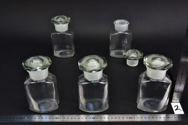 Set of five shaped clear-glass powder jars with octagonal glass stoppers – No. 2 Set of five shaped clear-glass powder jars with octagonal glass stoppers – No. 2