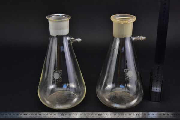 Pair of SCHOTT JENA filtering / Büchner flasks, 1000 ml, with ground-glass necks Pair of SCHOTT JENA filtering / Büchner flasks, 1000 ml, with ground-glass necks