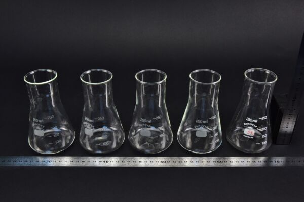Ötdarabos DUROVER széles szájú Erlenmeyer-lombik-készlet, 250 ml Ötdarabos DUROVER széles szájú Erlenmeyer-lombik-készlet, 250 ml