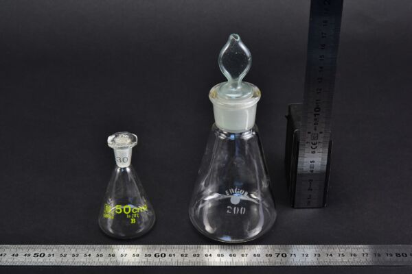 MTA KUTESZ és ERGON csiszolt üvegdugós Erlenmeyer-lombikpár, 50 és 200 ml MTA KUTESZ és ERGON csiszolt üvegdugós Erlenmeyer-lombikpár, 50 és 200 ml