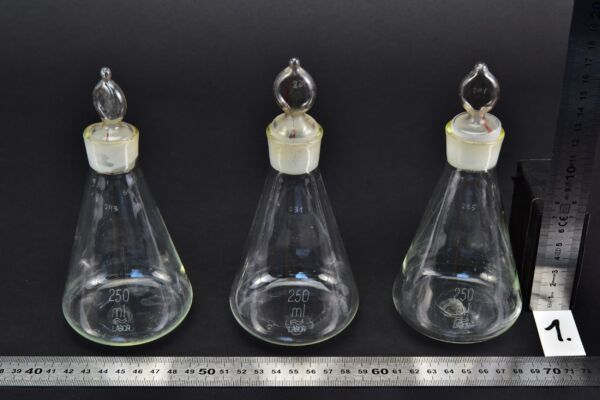 Háromdarabos LABOR Erlenmeyer-lombik-készlet lángformájú üvegdugókkal, 250 ml – Nr. 1 Háromdarabos LABOR Erlenmeyer-lombik-készlet lángformájú üvegdugókkal, 250 ml – Nr. 1