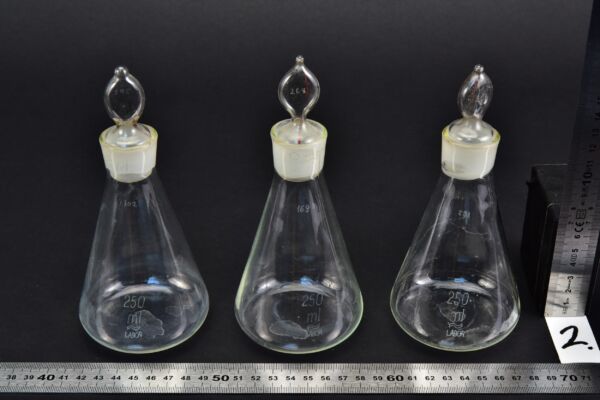 Háromdarabos LABOR Erlenmeyer-lombik-készlet lángformájú üvegdugókkal, 250 ml – Nr. 2 Háromdarabos LABOR Erlenmeyer-lombik-készlet lángformájú üvegdugókkal, 250 ml – Nr. 2