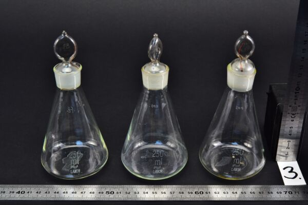 Háromdarabos LABOR Erlenmeyer-lombik-készlet lángformájú üvegdugókkal, 250 ml – Nr. 3 Háromdarabos LABOR Erlenmeyer-lombik-készlet lángformájú üvegdugókkal, 250 ml – Nr. 3
