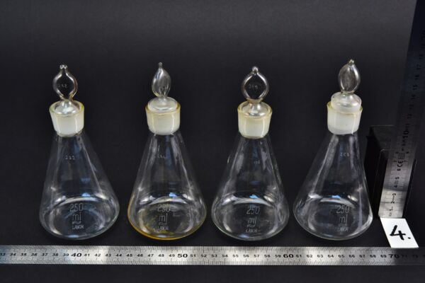 Négydarabos LABOR Erlenmeyer-lombik-készlet lángformájú üvegdugókkal, 250 ml – Nr. 4 Négydarabos LABOR Erlenmeyer-lombik-készlet lángformájú üvegdugókkal, 250 ml – Nr. 4