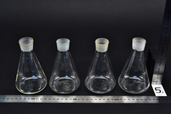 Négydarabos LABOR csiszolt nyakú Erlenmeyer-lombik-készlet, dugók nélkül, 250 ml – Nr. 5 Négydarabos LABOR csiszolt nyakú Erlenmeyer-lombik-készlet, dugók nélkül, 250 ml – Nr. 5