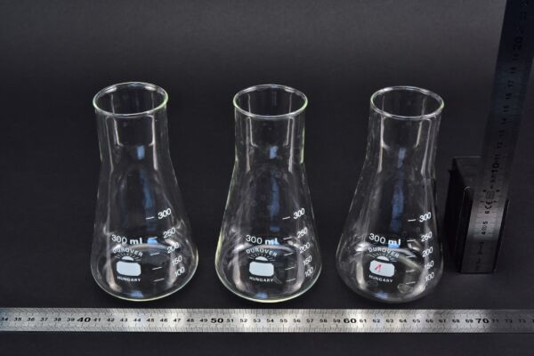Háromdarabos DUROVER széles szájú Erlenmeyer-lombik-készlet, 300 ml Háromdarabos DUROVER széles szájú Erlenmeyer-lombik-készlet, 300 ml