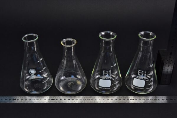 Négydarabos vegyes Erlenmeyer-lombik-készlet, SCHOTT DURAN, BORAL PULA és ERGON, 300 ml Négydarabos vegyes Erlenmeyer-lombik-készlet, SCHOTT DURAN, BORAL PULA és ERGON, 300 ml