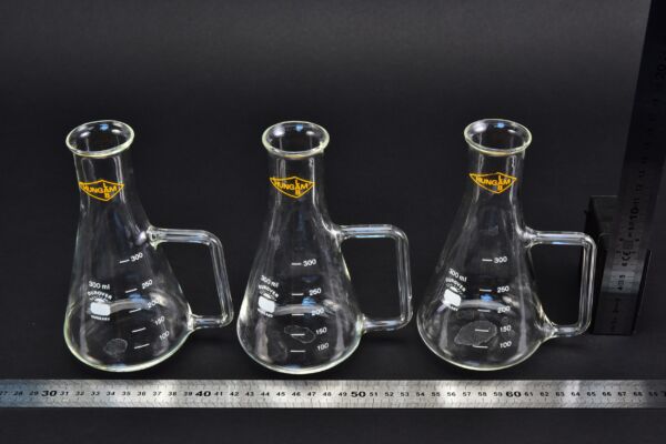 Háromdarabos DUROVER-HUNGAMLAB oldalsó csőhurkos Erlenmeyer-lombik-készlet, 300 ml Háromdarabos DUROVER-HUNGAMLAB oldalsó csőhurkos Erlenmeyer-lombik-készlet, 300 ml