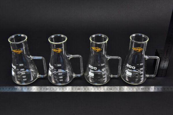 Négydarabos HUNGAMLAB BORO 3.3 oldalsó csőhurkos Erlenmeyer-lombik-készlet, 300 ml Négydarabos HUNGAMLAB BORO 3.3 oldalsó csőhurkos Erlenmeyer-lombik-készlet, 300 ml