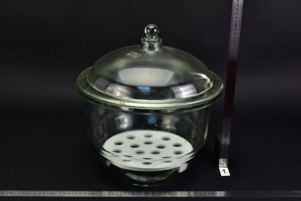 Nagyméretű üveg exszikkátor porcelán betéttel – Nr. 1