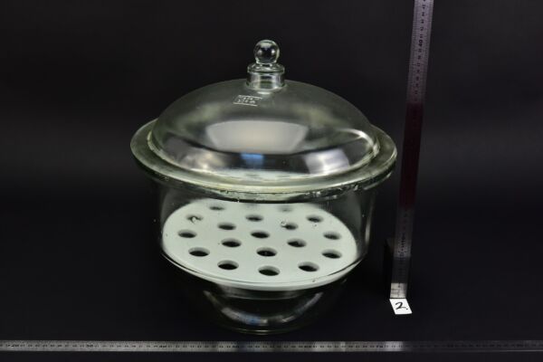 Nagyméretű üveg exszikkátor porcelán betéttel – Nr. 2