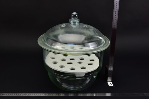Nagyméretű üveg exszikkátor porcelán betéttel – Nr. 3