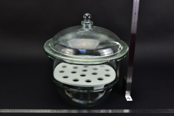 Nagyméretű üveg exszikkátor porcelán betéttel – Nr. 4