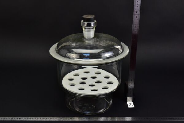 Glass desiccator with top connection and porcelain plate – No. 2 Glass desiccator with top connection and porcelain plate – No. 2