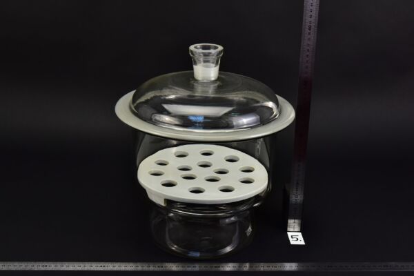 Üveg exszikkátor felső csatlakozónyílással és porcelán betéttel – Nr. 5 Üveg exszikkátor felső csatlakozónyílással és porcelán betéttel – Nr. 5