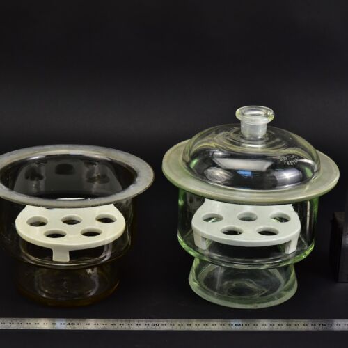 Kisméretű üveg exszikkátor-pár porcelán betétekkel, egy fedéllel