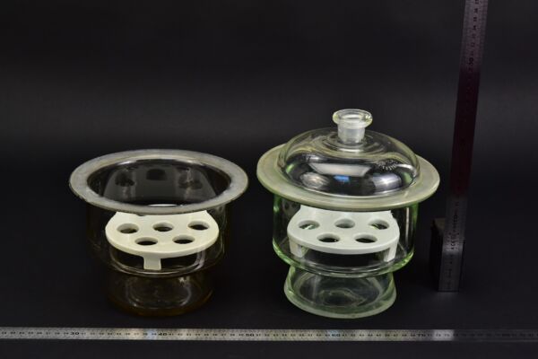 Kisméretű üveg exszikkátor-pár porcelán betétekkel, egy fedéllel