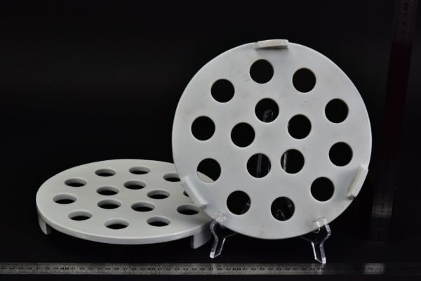 Háromlábú porcelán exszikkátorbetét-pár Háromlábú porcelán exszikkátorbetét-pár