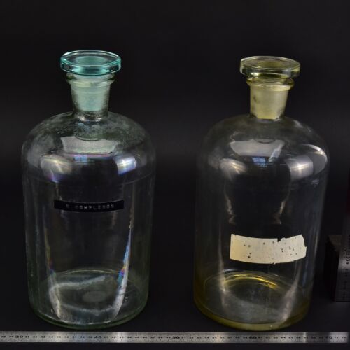 Laboratóriumi folyadékpalack-pár csiszolt üvegdugókkal