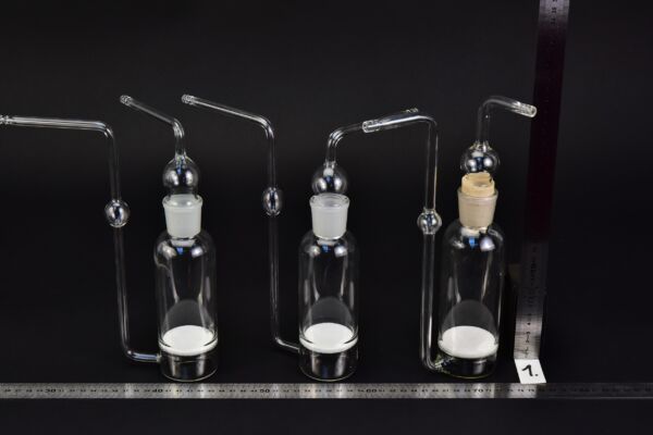Set of three gas-washing bottles with sintered-glass discs and bulb-shaped connections – No. 1 Set of three gas-washing bottles with sintered-glass discs and bulb-shaped connections – No. 1