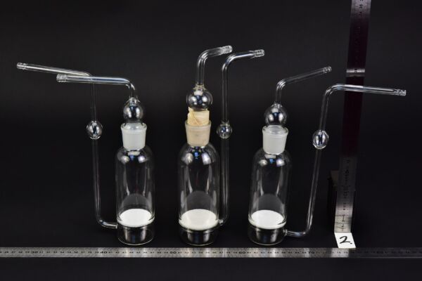 Set of three gas-washing bottles with sintered-glass discs and bulb-shaped connections – No. 2 Set of three gas-washing bottles with sintered-glass discs and bulb-shaped connections – No. 2