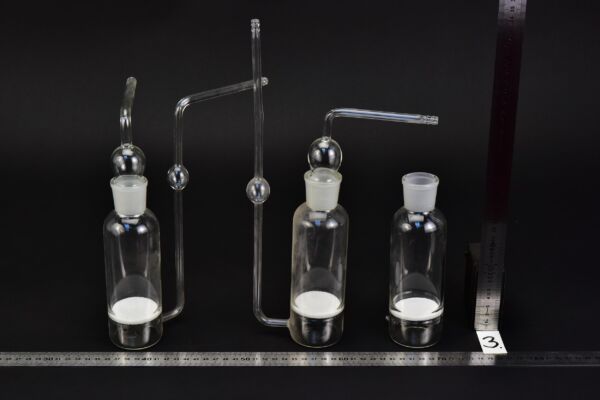 Set of three gas-washing bottles with sintered-glass discs and bulb-shaped connections – No. 3 Set of three gas-washing bottles with sintered-glass discs and bulb-shaped connections – No. 3