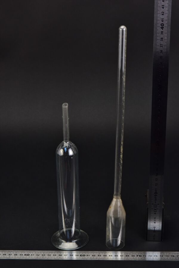 Two-piece laboratory glassware set with graduated bell-ended tube Two-piece laboratory glassware set with graduated bell-ended tube