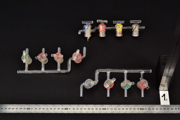 Set of three four-stopcock laboratory glass manifolds with bent end branch – No. 1 Set of three four-stopcock laboratory glass manifolds with bent end branch – No. 1