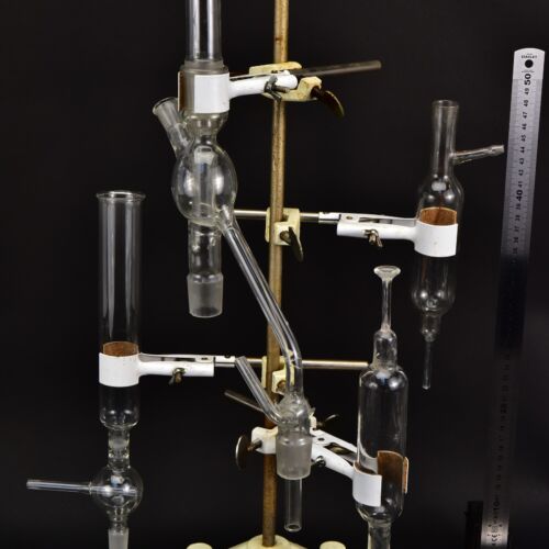 Set of four laboratory glassware units with an angled delivery-tube assembly Set of four laboratory glassware units with an angled delivery-tube assembly