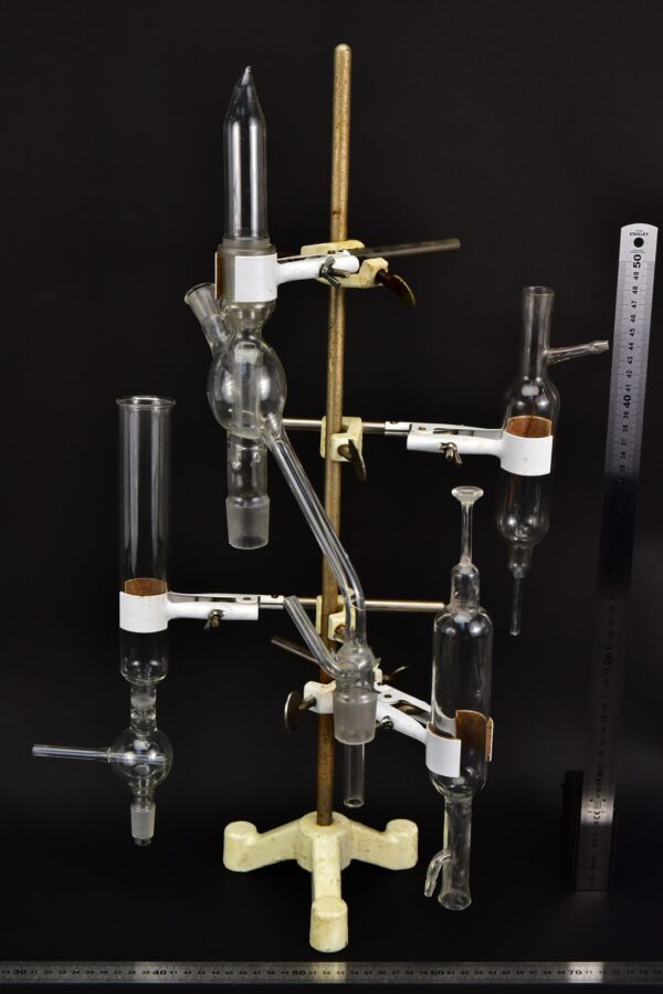 Set of four laboratory glassware units with an angled delivery-tube assembly