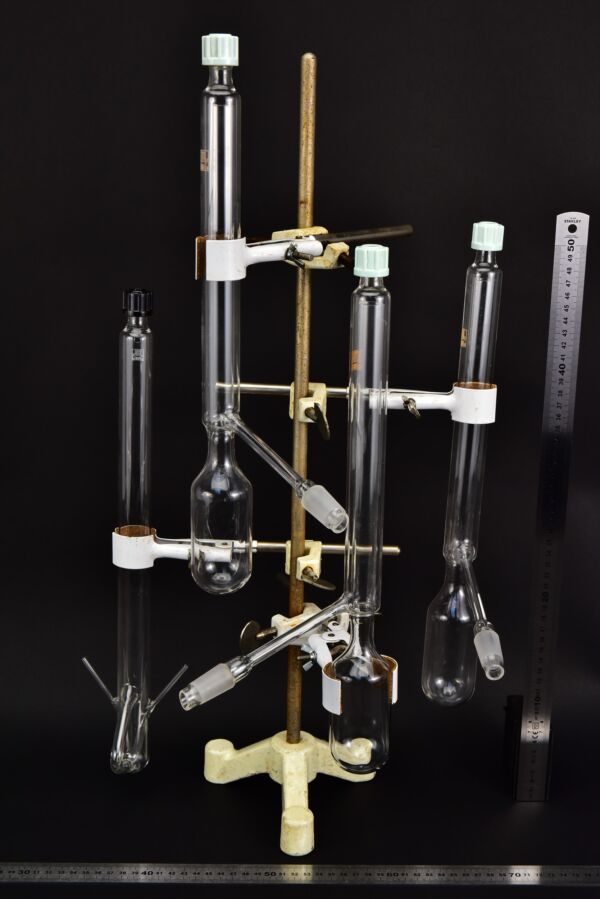 Set of four screw-capped laboratory glassware units with side connections Set of four screw-capped laboratory glassware units with side connections