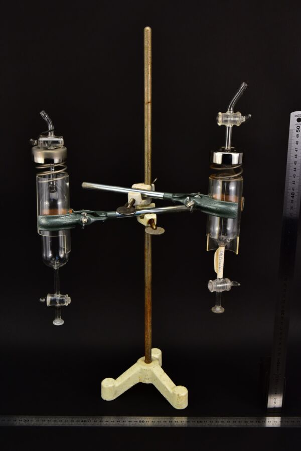 Kétcsapos laboratóriumi üvegeszköz-pár rugós szerelvényekkel Kétcsapos laboratóriumi üvegeszköz-pár rugós szerelvényekkel