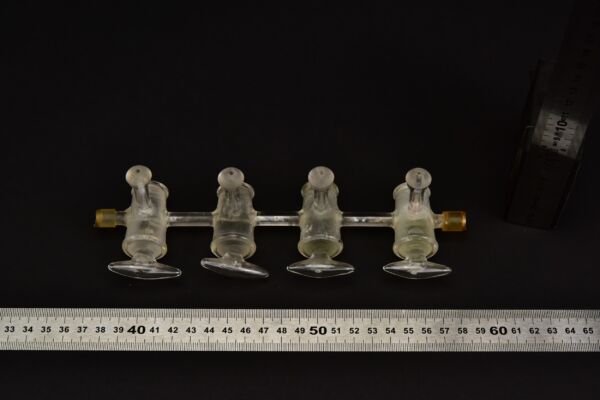 Négycsapos laboratóriumi üvegelosztó Négycsapos laboratóriumi üvegelosztó