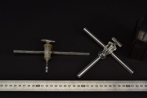 Háromcsatlakozású laboratóriumi üvegcsap-pár Háromcsatlakozású laboratóriumi üvegcsap-pár