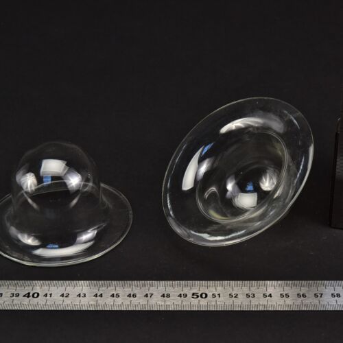 Hat-shaped glass pieces with wide rims – set of two Hat-shaped glass pieces with wide rims – set of two