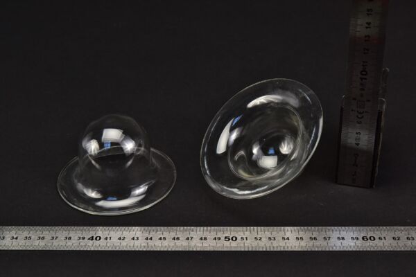 Hat-shaped glass pieces with wide rims – set of two Hat-shaped glass pieces with wide rims – set of two