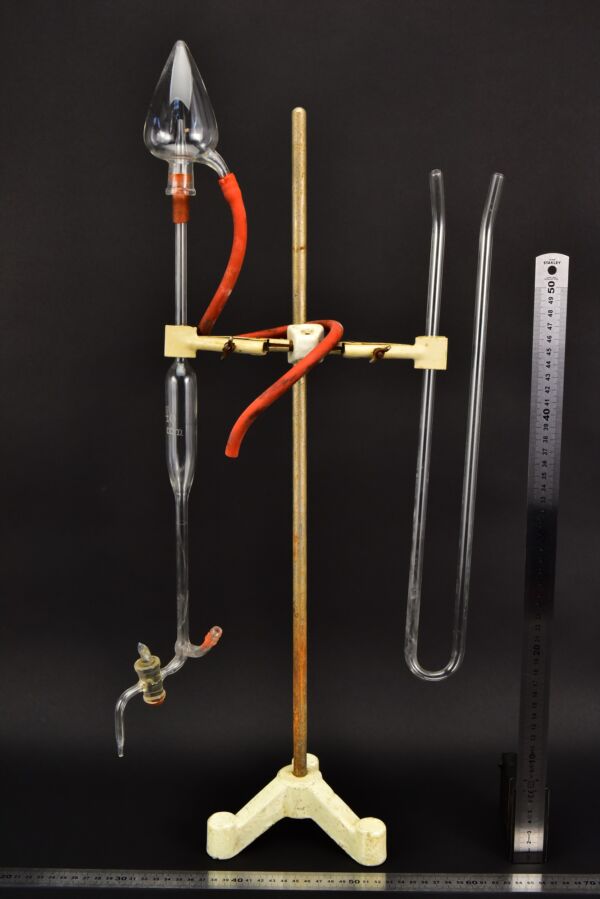 Laboratory glass apparatus with stopcock, teardrop-shaped attachment and U-tube