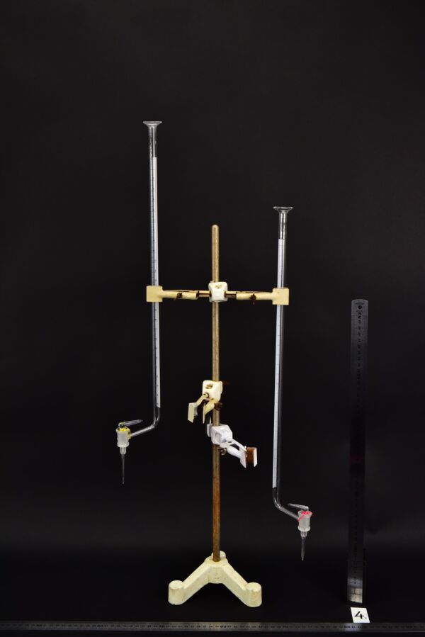 Glass burettes with offset stopcocks and funnel-shaped openings – set of two – No. 4 Glass burettes with offset stopcocks and funnel-shaped openings – set of two – No. 4
