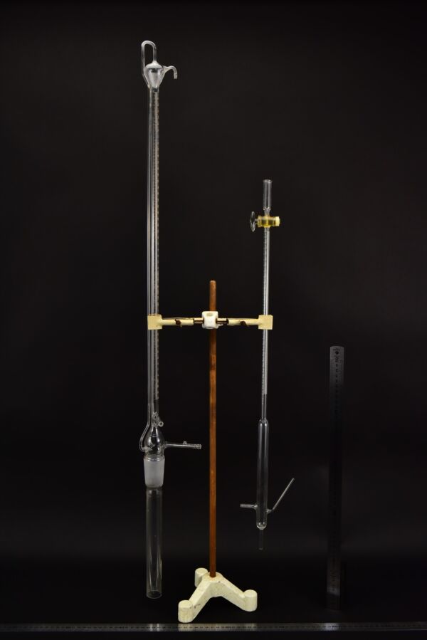 Specialised laboratory glass burettes – mixed set of two Specialised laboratory glass burettes – mixed set of two