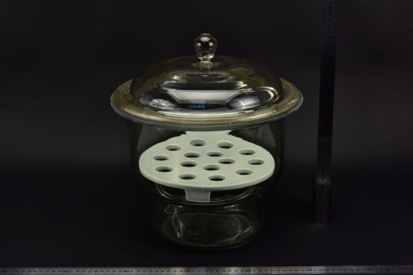 Nagyméretű üveg exszikkátor porcelán betéttel Nagyméretű üveg exszikkátor porcelán betéttel