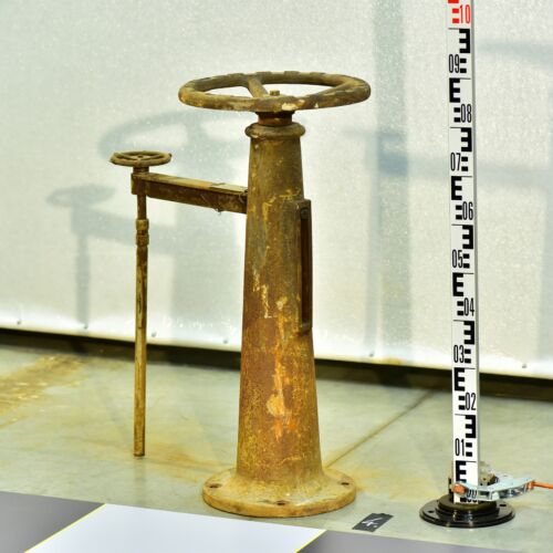 Turbine-Hall Remote Valve Handwheel with Auxiliary Control Wheel on a T-Section Bracket and Cast-Iron Tulip Pedestal – No. 4 Turbine-Hall Remote Valve Handwheel with Auxiliary Control Wheel on a T-Section Bracket and Cast-Iron Tulip Pedestal – No. 4