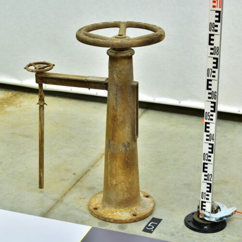 Turbine-Hall Remote Valve Handwheel with Auxiliary Control Wheel on a T-Section Bracket and Cast-Iron Tulip Pedestal – No. 5 Turbine-Hall Remote Valve Handwheel with Auxiliary Control Wheel on a T-Section Bracket and Cast-Iron Tulip Pedestal – No. 5