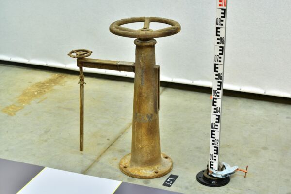 Turbine-Hall Remote Valve Handwheel with Auxiliary Control Wheel on a T-Section Bracket and Cast-Iron Tulip Pedestal – No. 5 Turbine-Hall Remote Valve Handwheel with Auxiliary Control Wheel on a T-Section Bracket and Cast-Iron Tulip Pedestal – No. 5